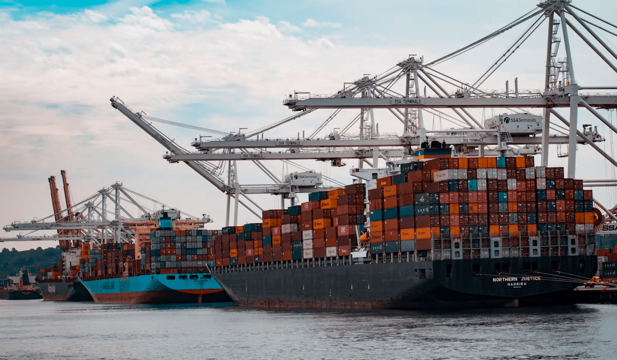 Loaded container vessel alongside a container terminal